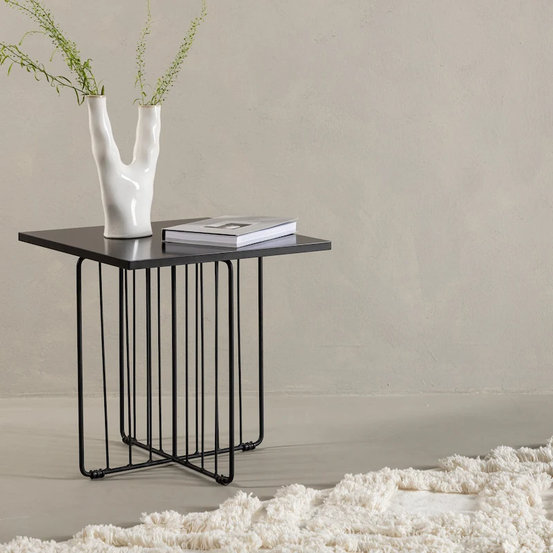 Table d'appoint carrée noire sur fond blanc