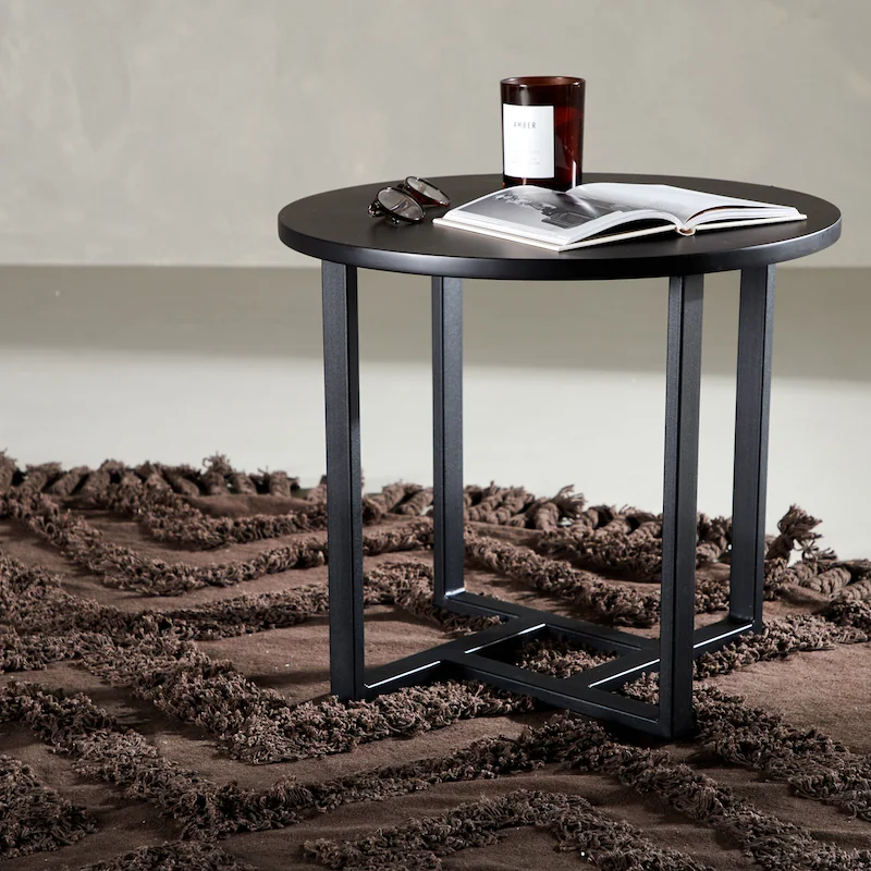 Table d'appoint ronde noire sur fond blanc