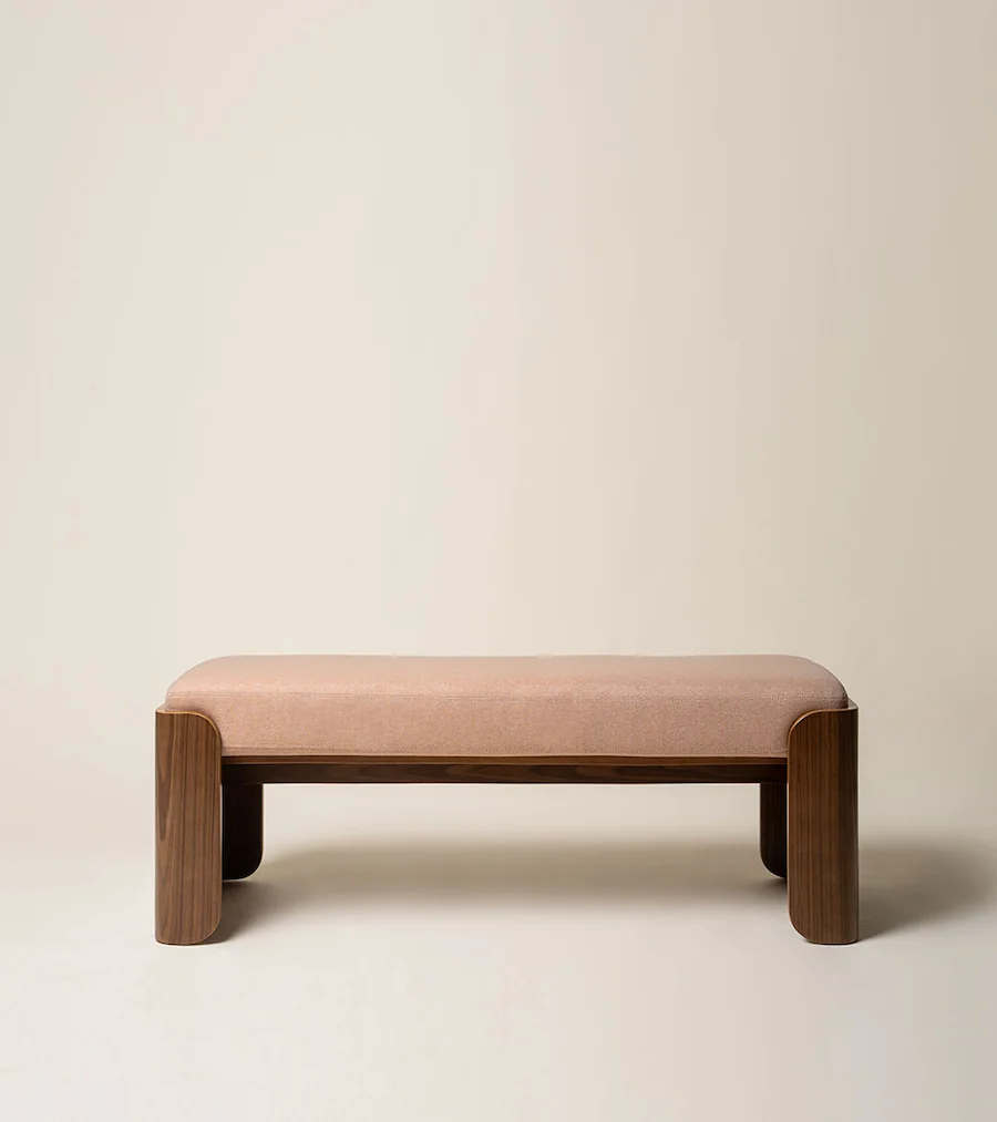 Banc Jodie en tissu chiné et bois brun vu de face, longue assise sur deux flancs pleins