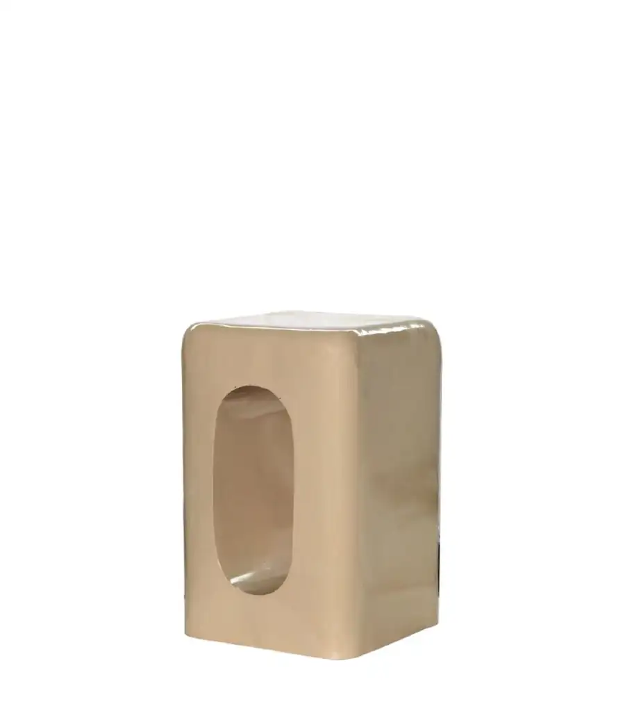 Bout de canapé Marghe d'Athezza, bloc en fer émaillé beige brillant percé d'une ouverture ovale