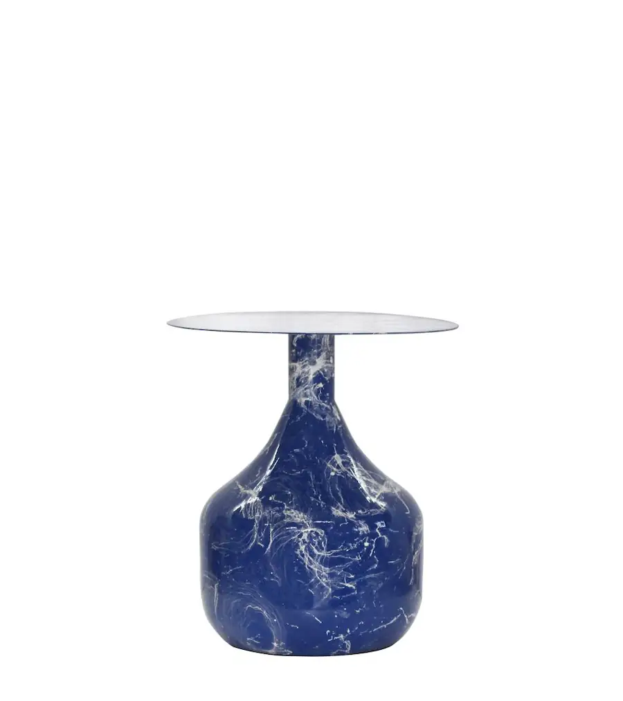 Bout de canapé Sélène en fer bleu veiné de blanc, pied en forme de bouteille et plateau rond fin