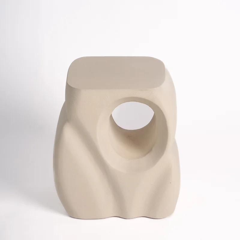 Bout de canapé Alpi blanc cassé, bloc sculpté percé d'une ouverture ovale