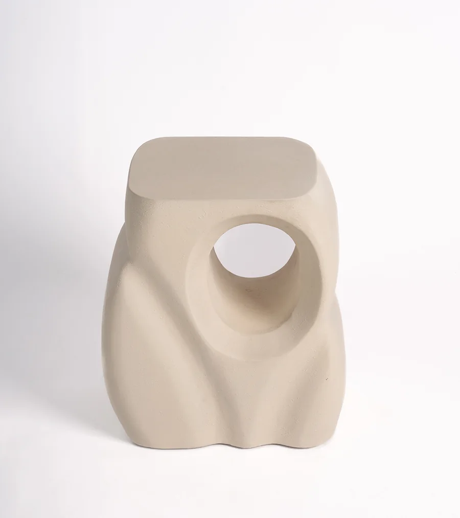 Bout de canapé Alpi blanc cassé, bloc sculpté percé d'une ouverture ovale