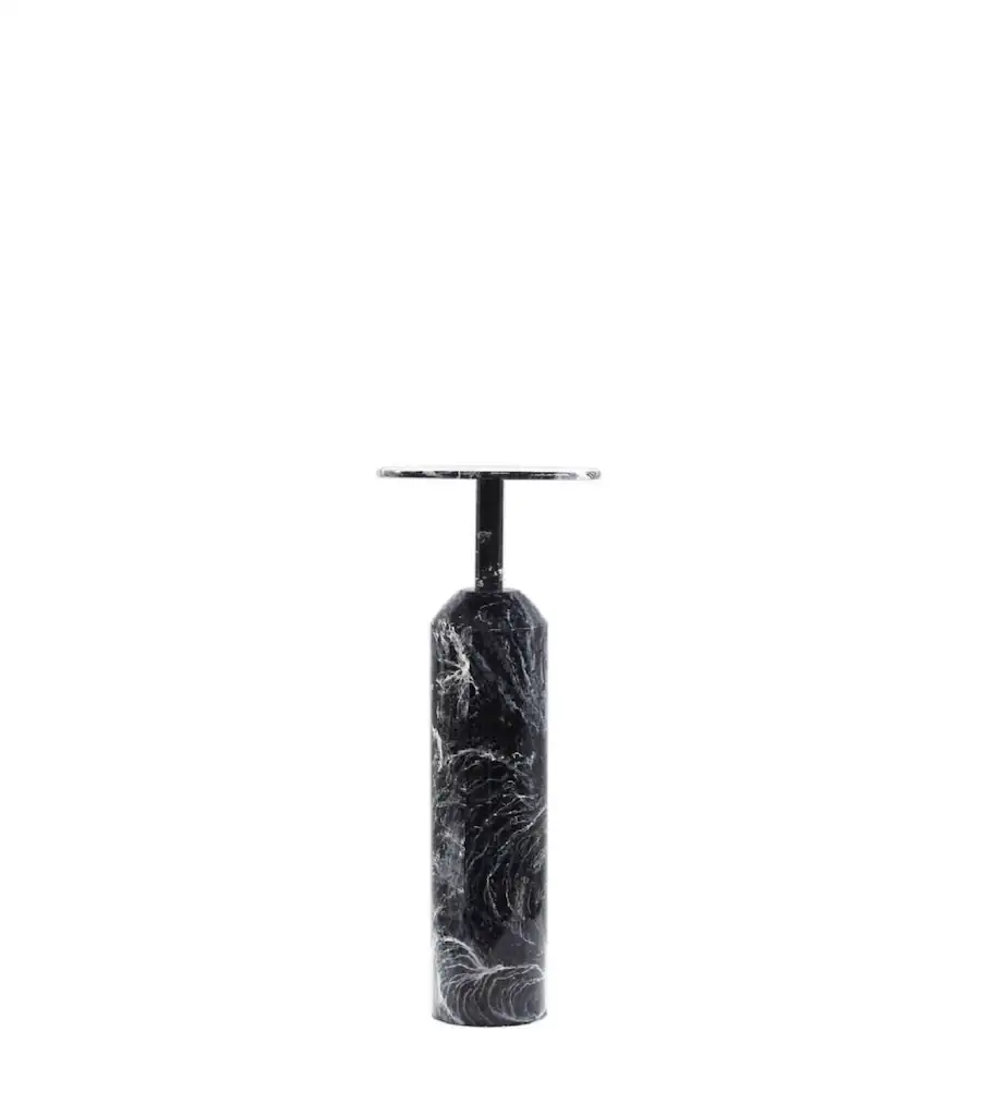 Guéridon Bowie en fer émaillé noir veiné de blanc, petit plateau rond sur colonne étroite