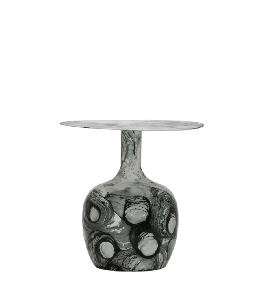 Bout de canapé Vesper en fer émaillé, pied bouteille marbré noir, gris et blanc, plateau rond fin