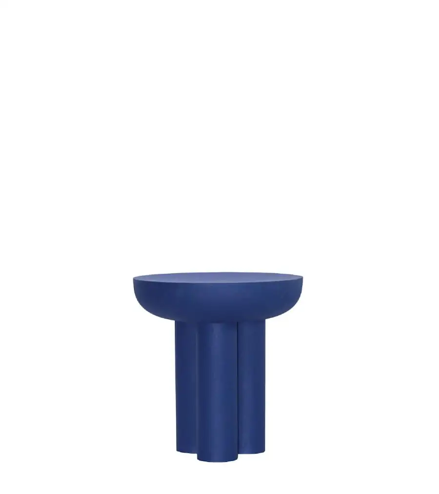 Bout de canapé Cobalt en fer émaillé bleu mat, coupe ronde sur pieds cylindriques