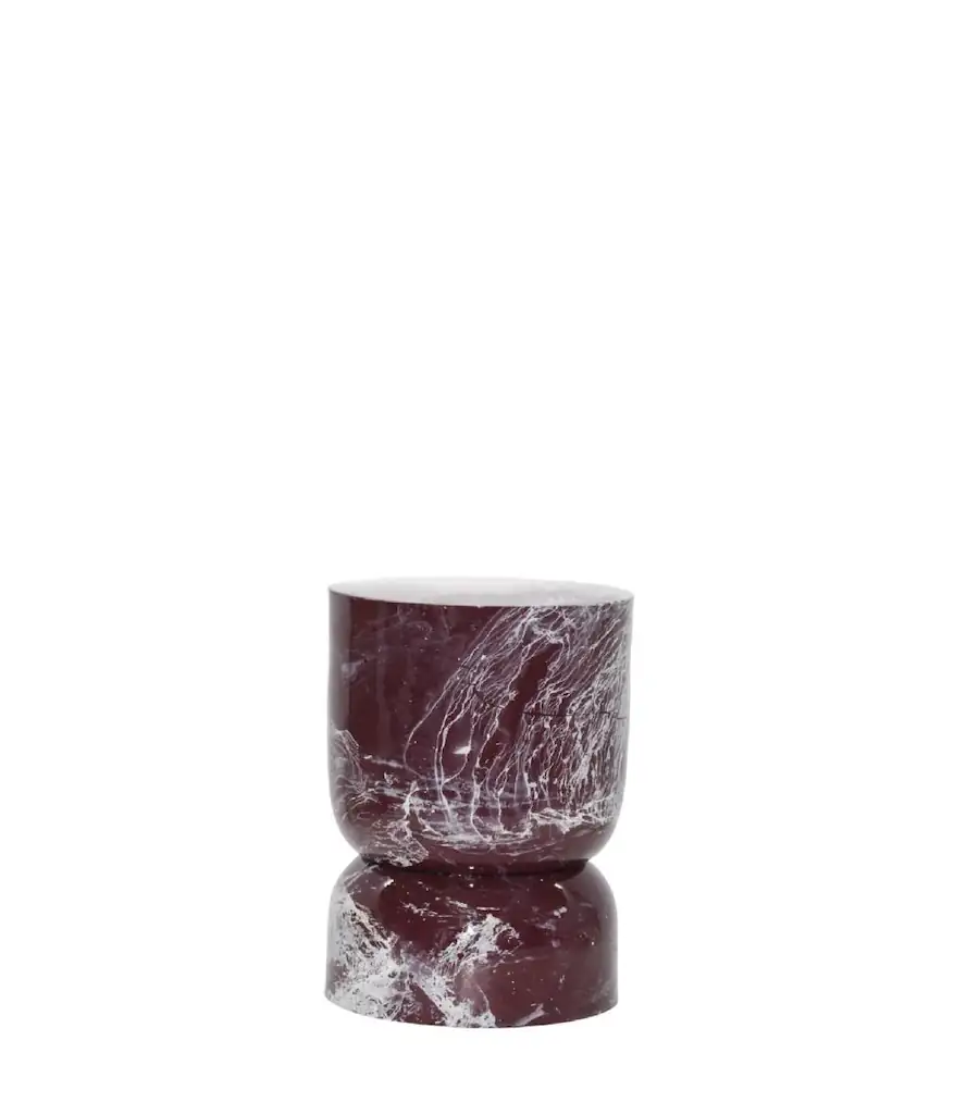 Bout de canapé Violette en fer émaillé bordeaux veiné de blanc, en forme de sablier