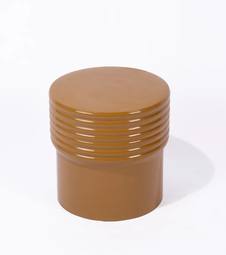 Bout de canapé Talo en fer laqué caramel, anneaux en relief en haut
