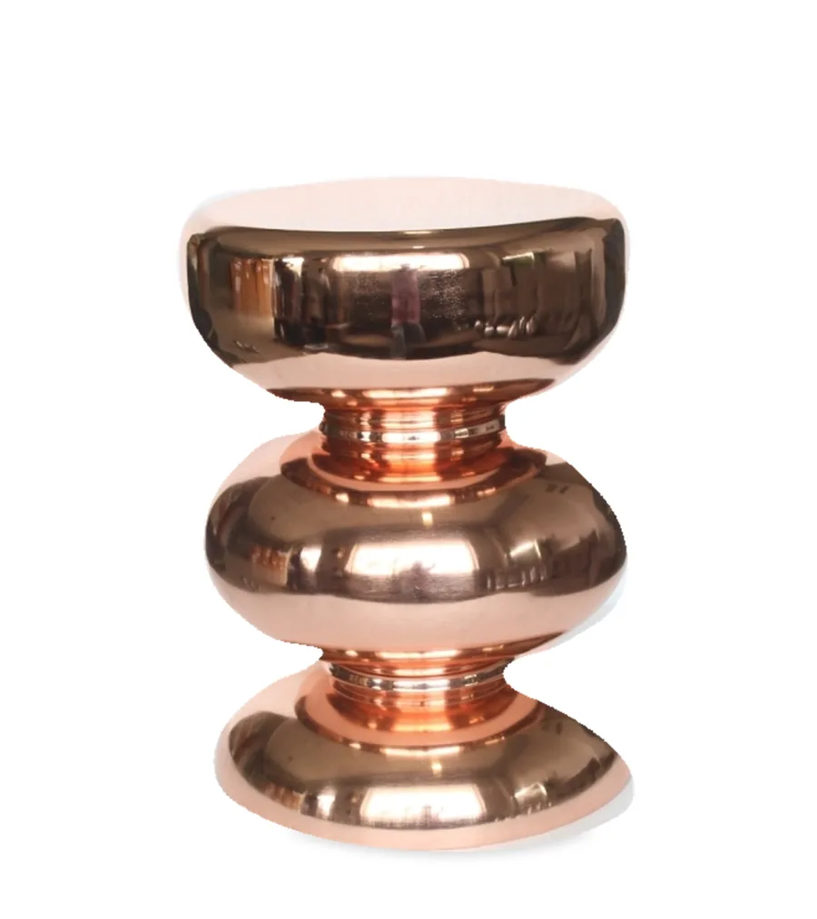 Bout de canapé Dili en acier or rose à reflet miroir, trois volumes arrondis empilés, sur fond blanc