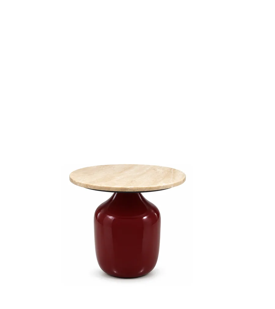 Bout de canapé Madala, pied en métal laqué bordeaux en forme de jarre et plateau rond en travertin, sur fond blanc