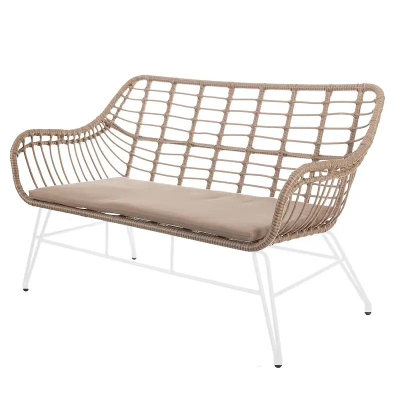 Canapé deux places en rotin sur fond blanc, pieds fins en métal blanc et coussin d'assise taupe