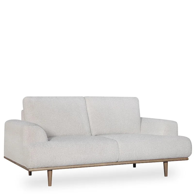 Canapé Nova Athezza en bouclette blanche vu de trois quarts, socle en bois clair