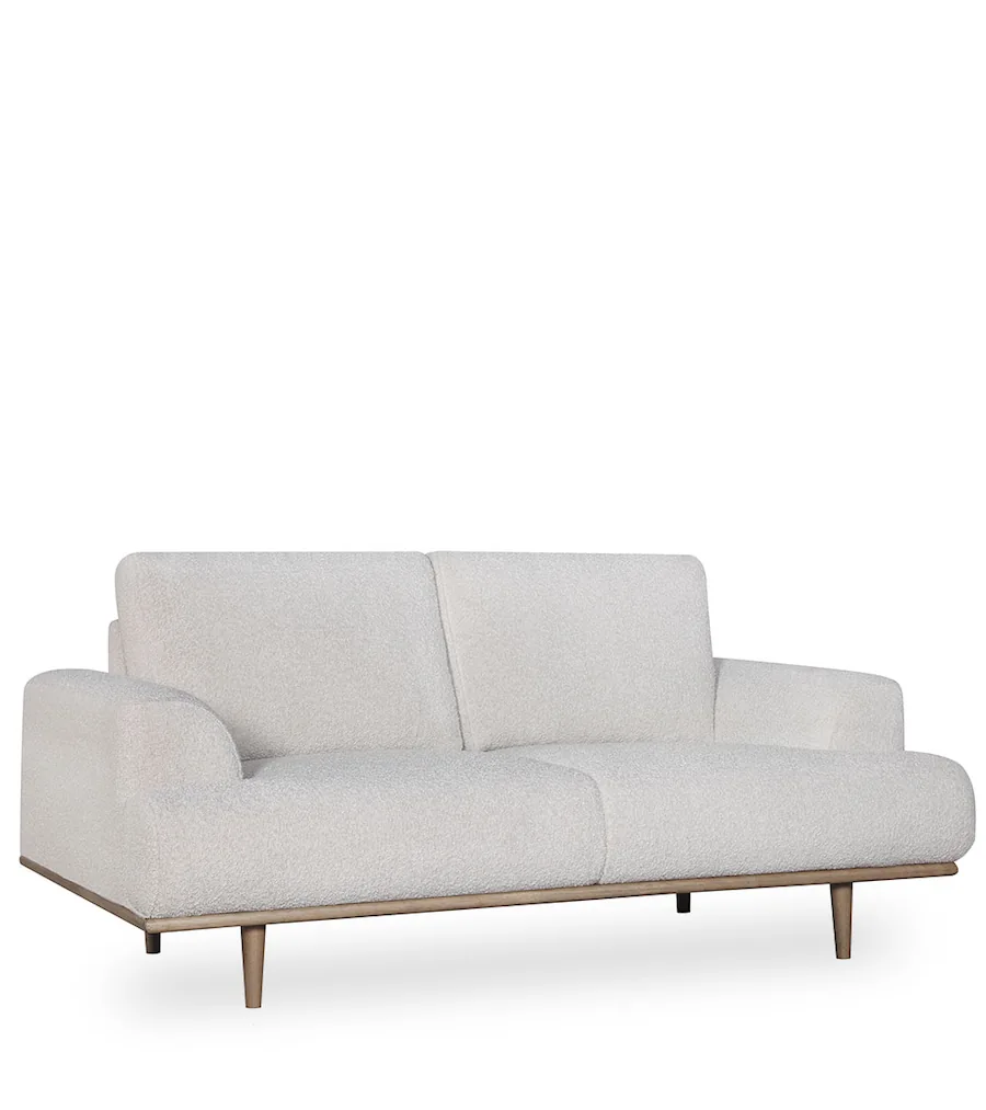Canapé Nova Athezza en bouclette blanche vu de trois quarts, socle en bois clair