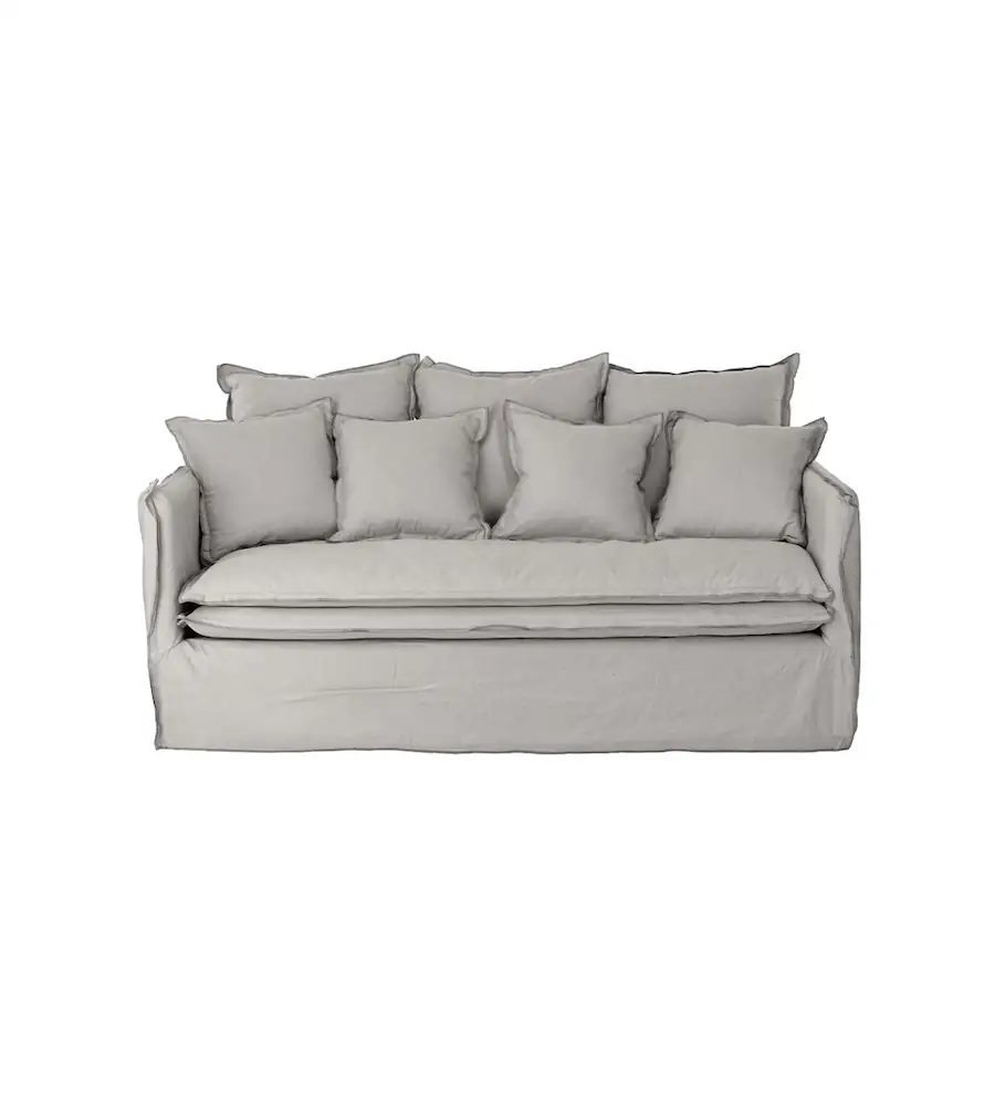 Canapé Cosy Athezza en lin gris clair de face, trois coussins de dossier et trois coussins décoratifs