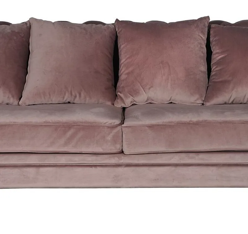 Canapé Chesterfield Velvet en velours rose poudré, vu de face avec ses coussins de dossier