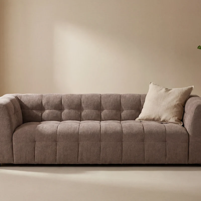 Canapé taupe en trois quarts avant, accoudoirs bas et assise matelassée