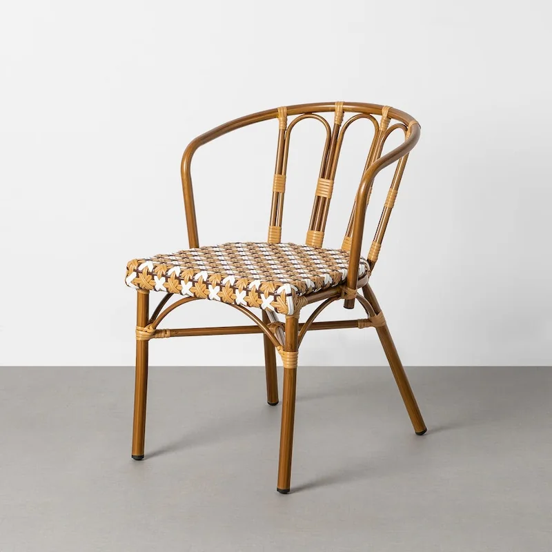 Chaise de jardin à accoudoirs en aluminium brun et assise tressée beige, marron et blanc, vue de trois quarts