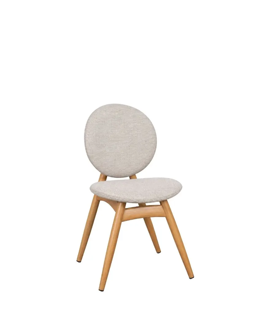 Chaise Gabriel d'Athezza, dossier rond et assise en tissu beige clair sur pieds obliques