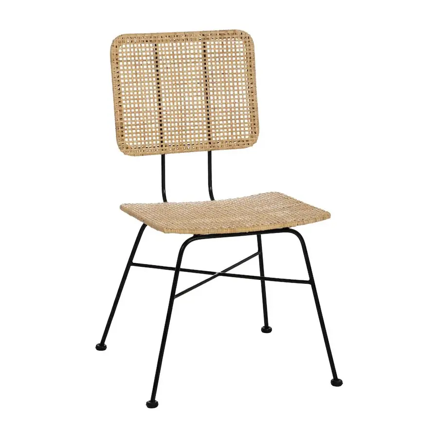 Chaise Ixia à assise et dossier tressés, vue de trois quarts sur fond blanc