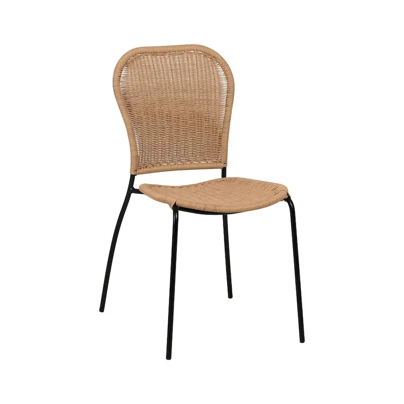 Chaise de jardin tressée Ixia vue de trois quarts, assise et dossier naturels, pieds en acier noir