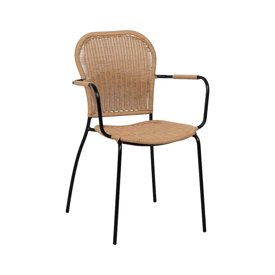 Chaise de jardin à accoudoirs Ixia vue de trois quarts, tressage naturel et cadre en acier noir