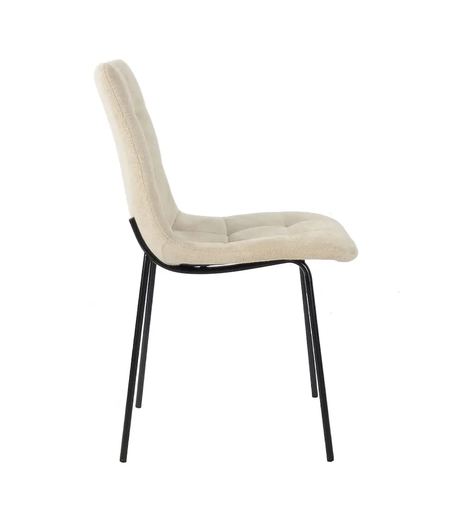 Chaise Liona beige de profil, dossier incurvé et pieds en métal noir