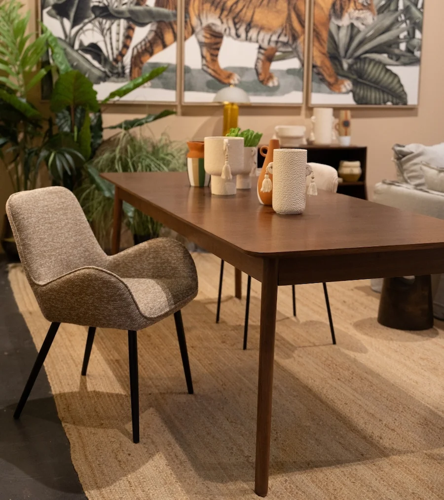 Fauteuil de table Trevise d'Athezza beige chiné en bout de table à manger en bois