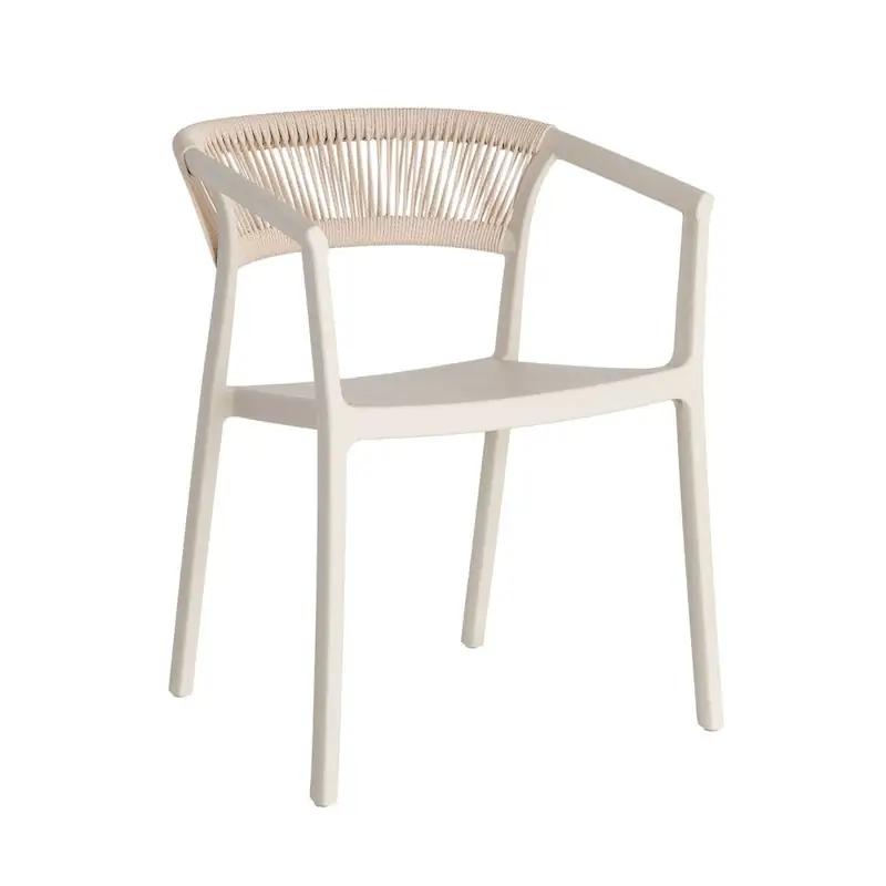 Chaise de jardin à accoudoirs sable, structure en polypropylène et dossier en corde, vue de trois quarts