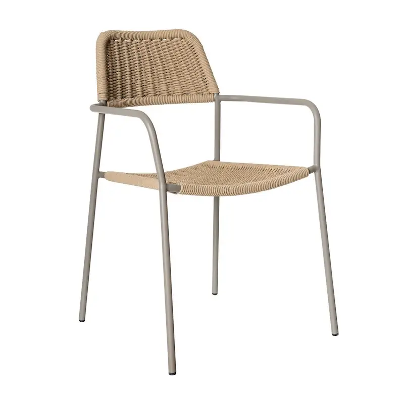 Chaise de jardin empilable Milos en corde beige et acier taupe, vue de trois quarts avec ses accoudoirs