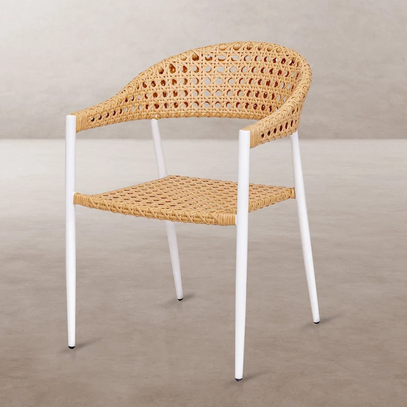 Chaise de jardin empilable Niva à pieds blancs en aluminium, assise et dossier arrondi en rotin synthétique