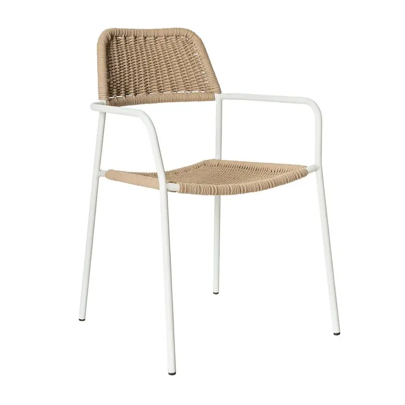 Chaise de jardin empilable Milos à cadre en acier blanc et corde beige, vue de trois quarts avec accoudoirs