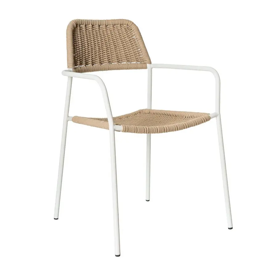 Chaise de jardin empilable Milos à cadre en acier blanc et corde beige, vue de trois quarts avec accoudoirs