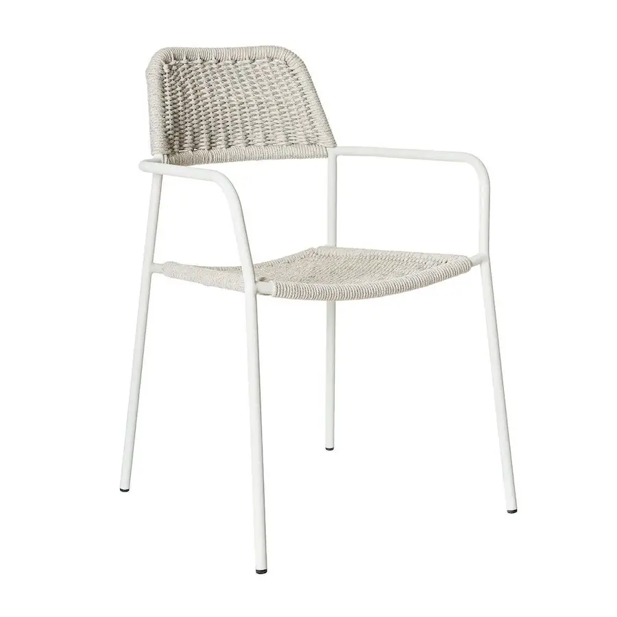 Chaise de jardin empilable Milos à cadre en acier blanc et corde grise, vue de trois quarts avec accoudoirs