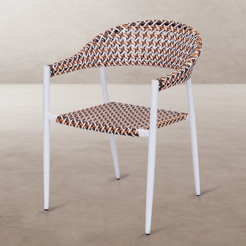 Chaise de jardin tressée Nadia, cadre en aluminium blanc, vue de trois quarts