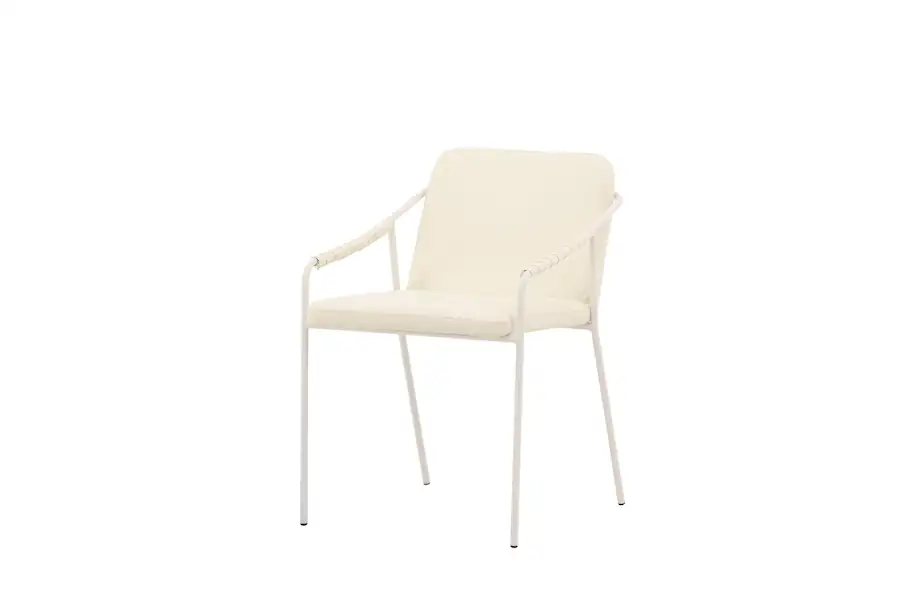 Chaise à accoudoirs Tvist écrue vue de trois quarts, sangle sur les accoudoirs