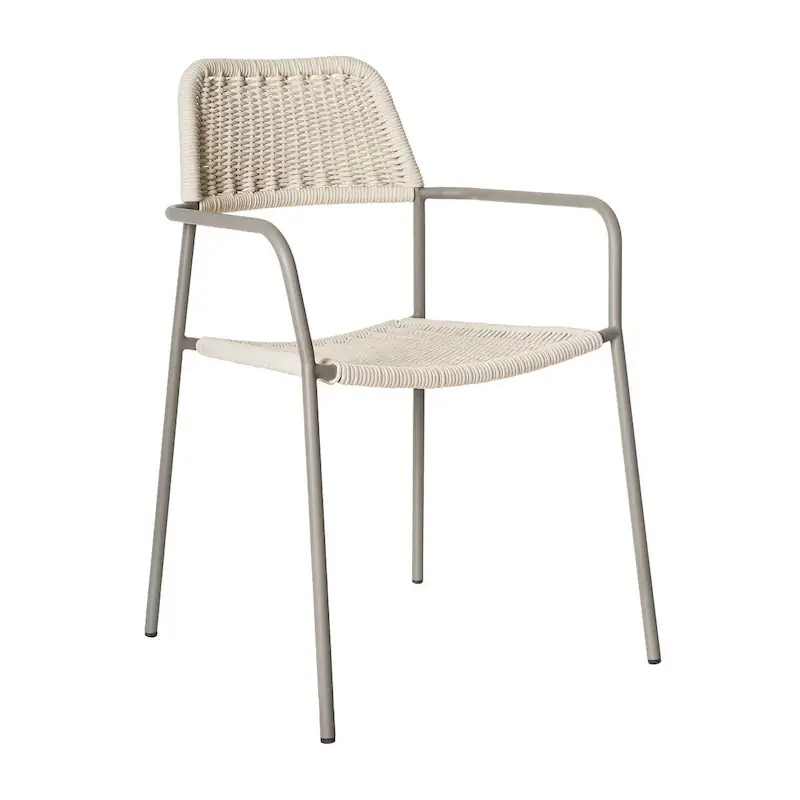 Chaise de jardin empilable Milos en corde écrue et acier taupe, vue de trois quarts avec ses accoudoirs