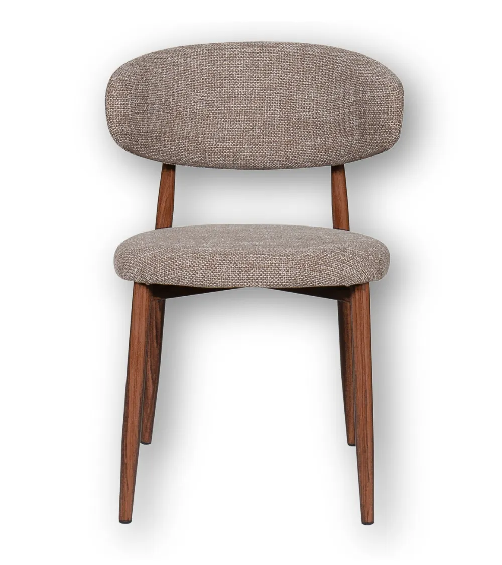 Chaise Georgia en tissu chiné taupe, pieds effet bois noyer, vue de face, dossier en bandeau plus large que l'assise