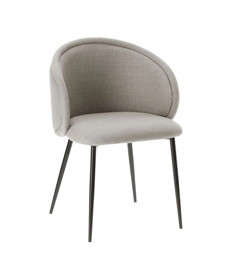 Chaise Bari d'Athezza en tissu gris, dossier arrondi enveloppant et pieds fins en métal noir, sur fond blanc