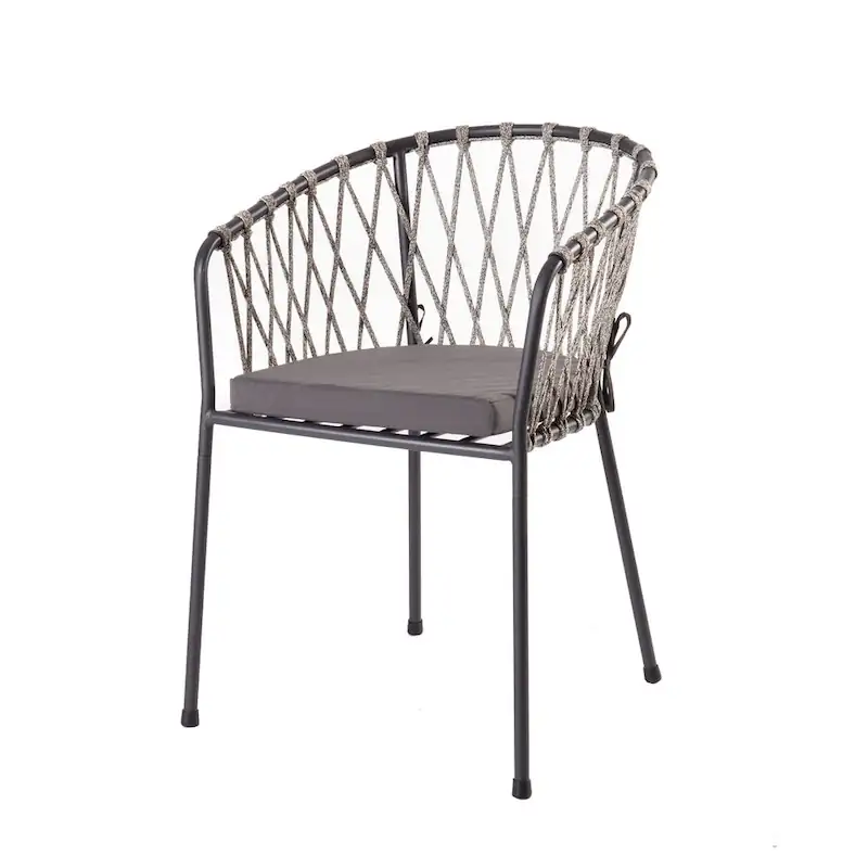 Chaise de jardin Myra anthracite en trois quarts, dossier en cordes croisées et coussin gris foncé