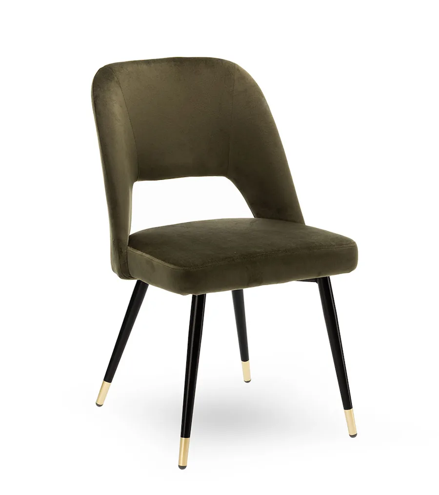 Chaise Gambetta d'Athezza de trois quarts, dossier ajouré et pieds en métal noir à embouts dorés