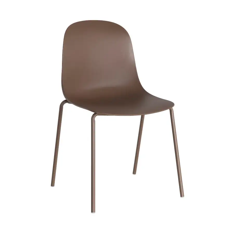 Chaise de jardin marron en polypropylène et pieds en acier, vue de trois quarts avant