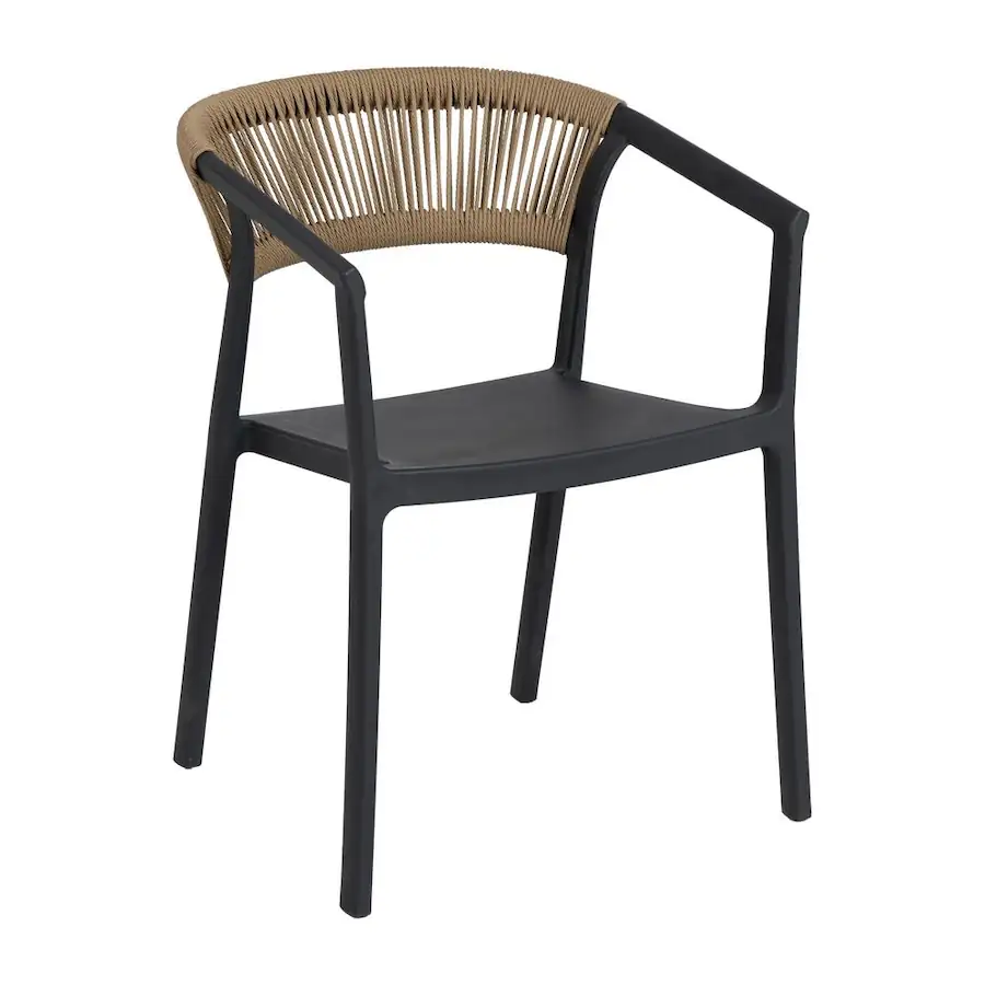 Chaise de jardin empilable à accoudoirs Ixia, coque noire et dossier en cordage, vue de trois quarts