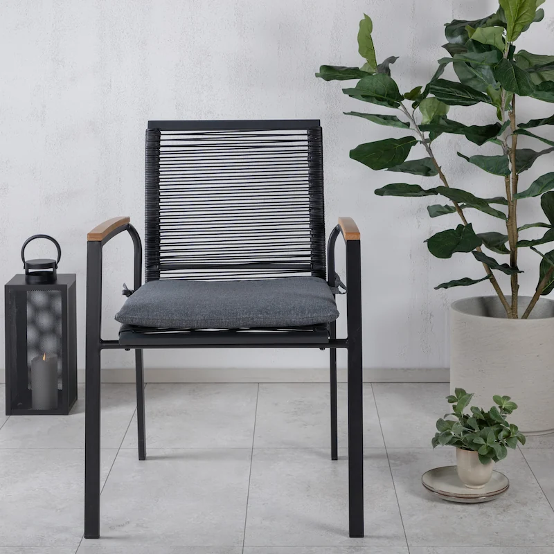 Chaise Dallas de trois quarts avec son coussin gris et ses accoudoirs brun bois