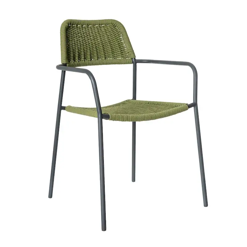 Chaise de jardin empilable Milos en corde olive et acier anthracite, vue de trois quarts avec accoudoirs