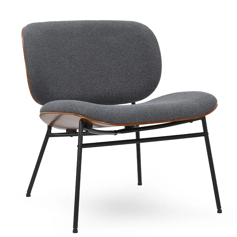 Fauteuil Kuji pieds métal en tissu anthracite, vu de trois quarts