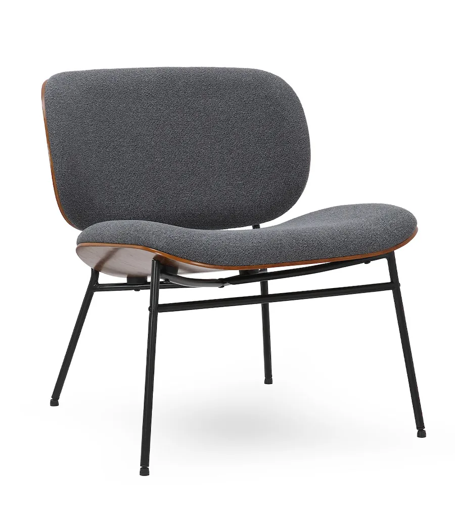Fauteuil Kuji pieds métal en tissu anthracite, vu de trois quarts