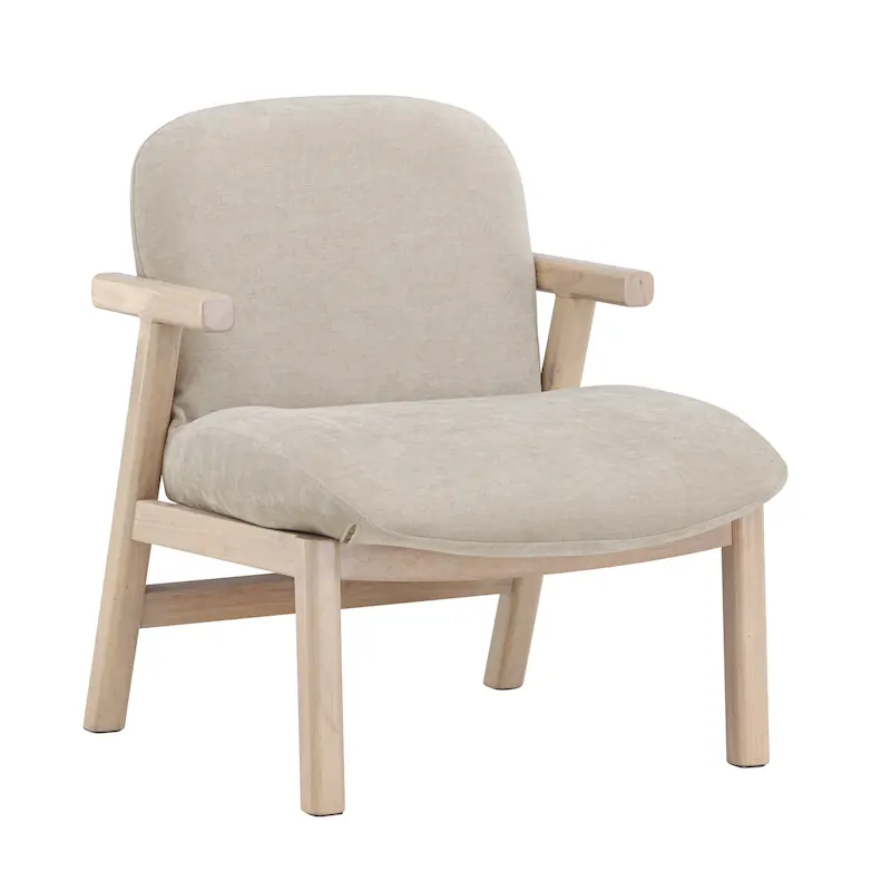 Fauteuil Rile beige en trois quarts avant, assise épaisse et structure en bois