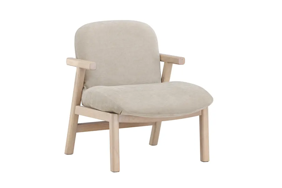 Fauteuil Rile beige en trois quarts avant, assise épaisse et structure en bois