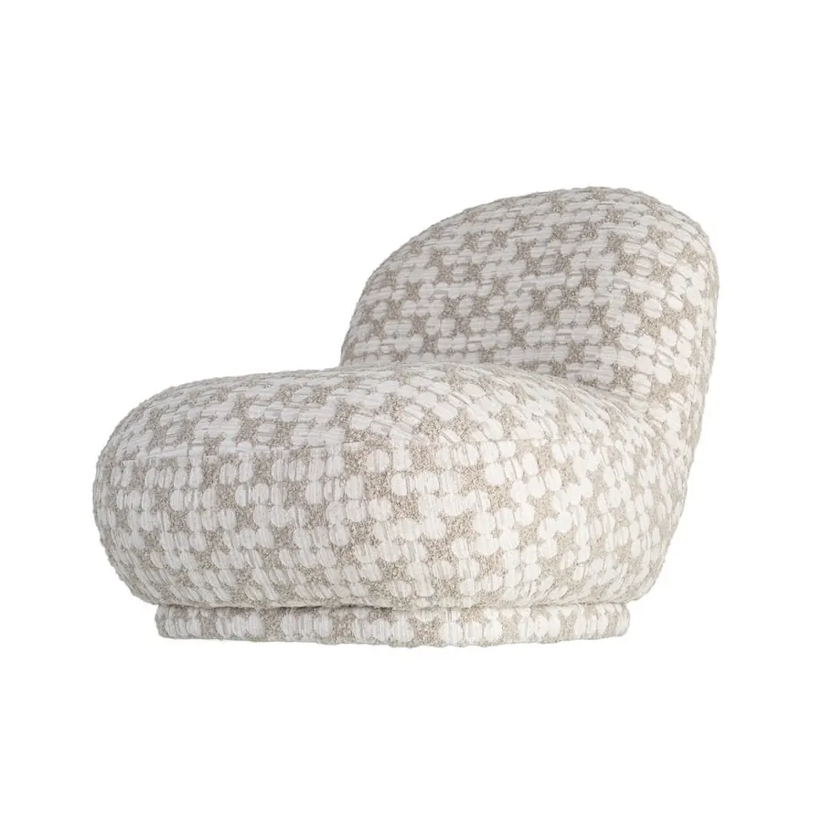 Fauteuil Ixia vu de trois quarts sur fond blanc, assise large et dossier bas
