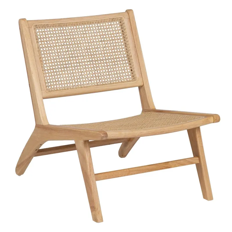 Fauteuil en rotin Ixia à cadre en hévéa, vu de trois quarts sur fond blanc